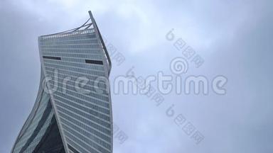 风暴云漂浮在进化塔上-莫斯科国际商务中心的摩天大楼。